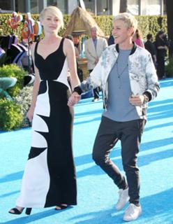 Portia de Rossi feet photo thumbnail