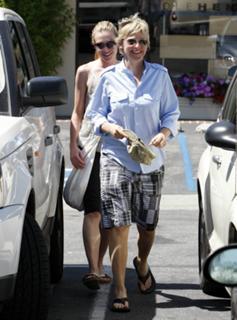 Portia de Rossi feet photo thumbnail