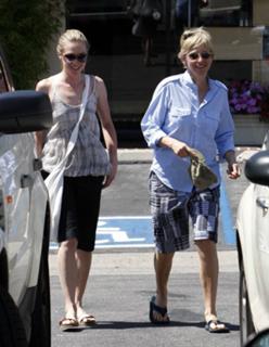 Portia de Rossi feet photo thumbnail