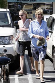 Portia de Rossi feet photo thumbnail