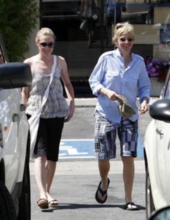 Portia de Rossi feet photo thumbnail