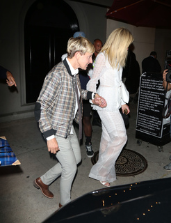 Portia de Rossi feet photo thumbnail