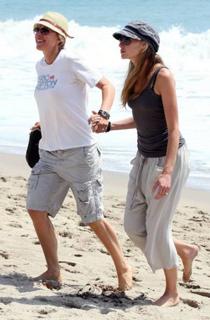 Portia de Rossi feet photo thumbnail