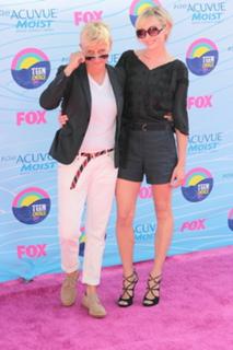 Portia de Rossi feet photo thumbnail