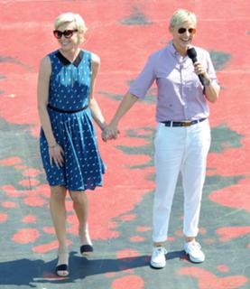 Portia de Rossi feet photo thumbnail