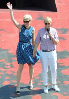 Portia de Rossi feet photo thumbnail