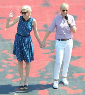 Portia de Rossi feet photo thumbnail