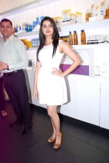 Prachi Desai feet photo thumbnail