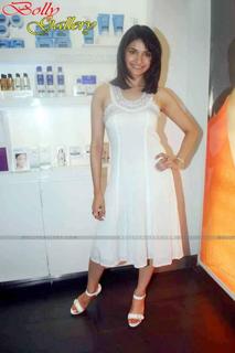 Prachi Desai feet photo thumbnail