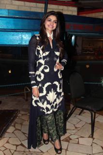 Prachi Desai feet photo thumbnail