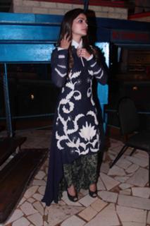 Prachi Desai feet photo thumbnail