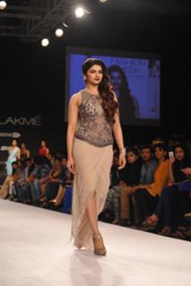 Prachi Desai feet photo thumbnail