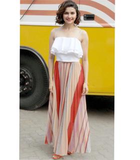 Prachi Desai feet photo thumbnail