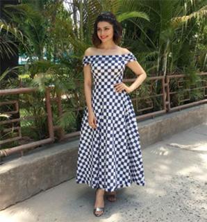 Prachi Desai feet photo thumbnail