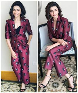 Prachi Desai feet photo thumbnail