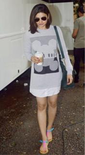 Prachi Desai feet photo thumbnail