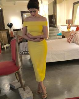 Prachi Desai feet photo thumbnail