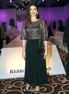 Prachi Desai feet photo thumbnail