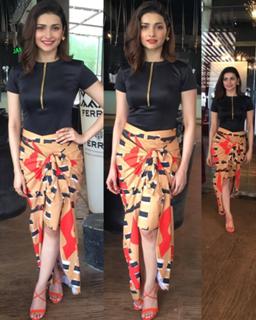 Prachi Desai feet photo thumbnail