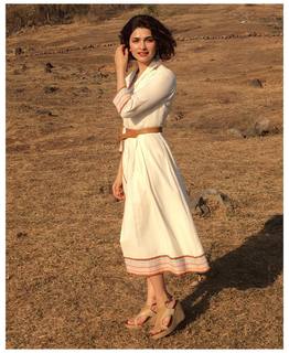 Prachi Desai feet photo thumbnail