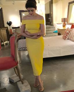 Prachi Desai feet photo thumbnail