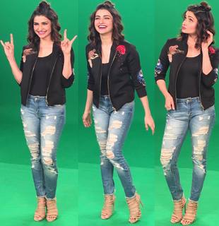 Prachi Desai feet photo thumbnail