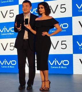 Prachi Desai feet photo thumbnail