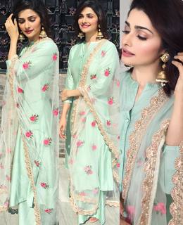 Prachi Desai feet photo thumbnail