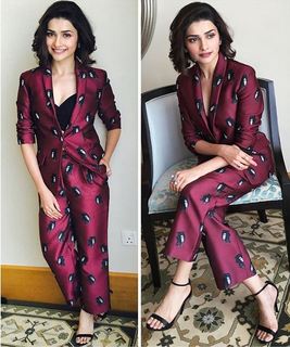 Prachi Desai feet photo thumbnail