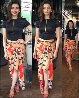 Prachi Desai feet photo thumbnail