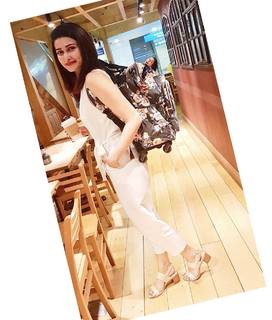 Prachi Desai feet photo thumbnail