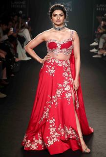 Prachi Desai feet photo thumbnail