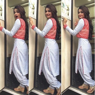 Prachi Desai feet photo thumbnail