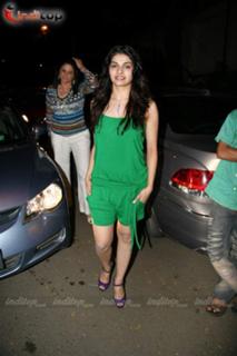 Prachi Desai feet photo thumbnail