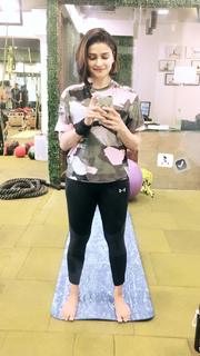 Prachi Desai feet photo thumbnail