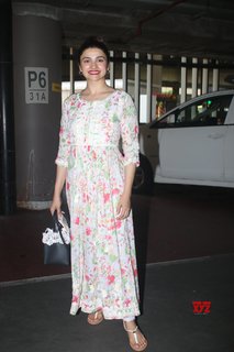 Prachi Desai feet photo thumbnail