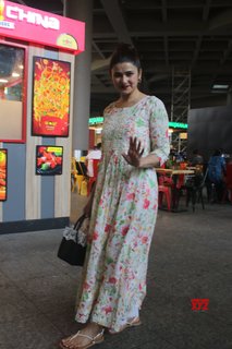 Prachi Desai feet photo thumbnail