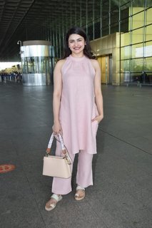 Prachi Desai feet photo thumbnail