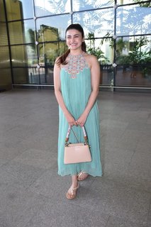 Prachi Desai feet photo thumbnail