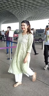 Prachi Desai feet photo thumbnail