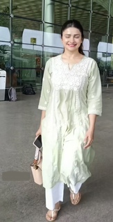 Prachi Desai feet photo thumbnail