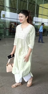 Prachi Desai feet photo thumbnail