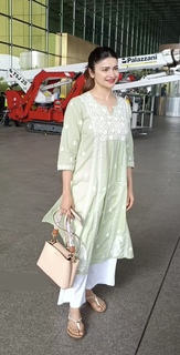 Prachi Desai feet photo thumbnail