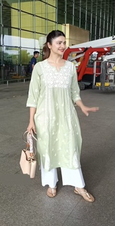 Prachi Desai feet photo thumbnail