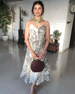 Prachi Desai feet photo thumbnail