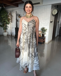 Prachi Desai feet photo thumbnail