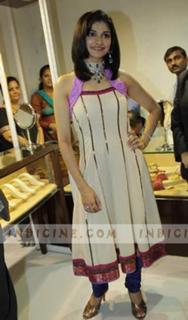 Prachi Desai feet photo thumbnail