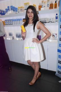 Prachi Desai feet photo thumbnail