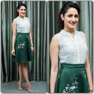 Pragya Jaiswal feet photo thumbnail