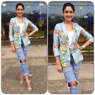 Pragya Jaiswal feet photo thumbnail